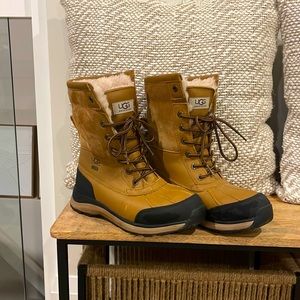 Super warm amd cozy UGG boots size 7.5 barely worn.